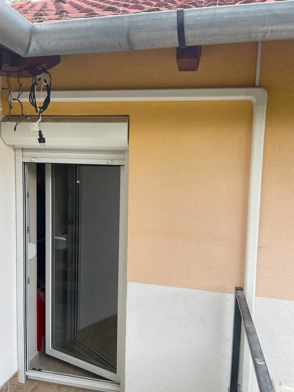 Családi ház dekorcsatornában való elvezetés — diszkrét megjelenés